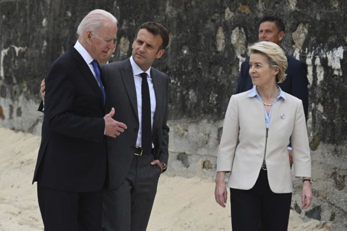 Americký prezident Joe Biden sa rozpráva s francúzskym prezidentom Emmanuelom Macronom a predsedníčkou Európskej komisie Ursulou von der Leyenovou na pláži pred Hotelom Carbis Bay po ich spoločnej fotografii na samite G7. Foto – TASR/AP