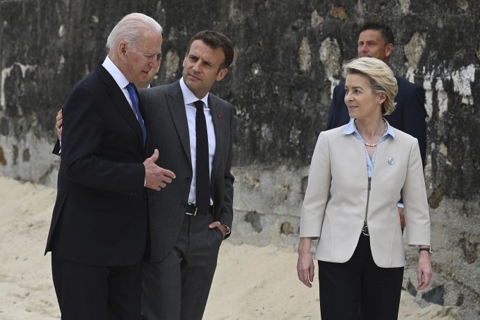 Americký prezident Joe Biden sa rozpráva s francúzskym prezidentom Emmanuelom Macronom a predsedníčkou Európskej komisie Ursulou von der Leyenovou na pláži pred hotelom Carbis Bay Hotel po ich spoločnej fotografii na summite G7. Foto – TASR/AP