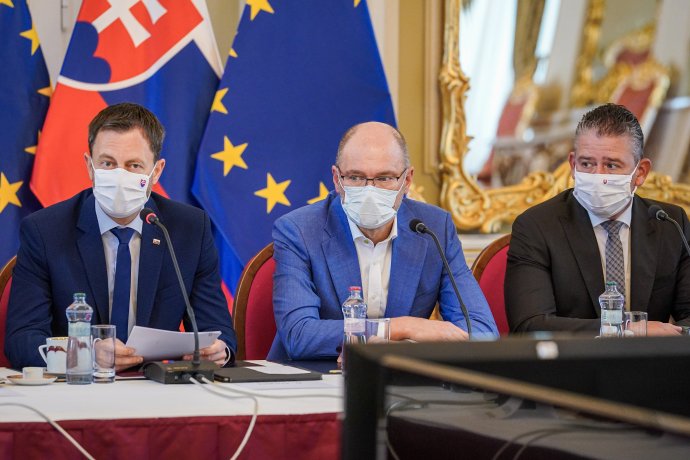 Minister hospodárstva Richard Sulík (v strede) s premiérom Eduardom Hegerom po boku (vľavo). Spoločný postup EÚ prezentuje každý z nich inak. Foto - Úrad vlády SR