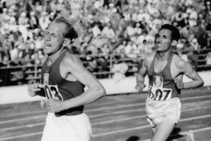 Beh na 10 000 metrov na OH 1952 v Helsinkách. Zlato, ktoré v ňom Zátopek vyhral, neskôr daroval Austrálčanovi Ronovi Clarkovi. Foto – TASR/AP
