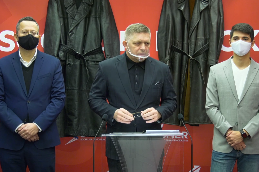 Fico s koženými kabátmi na tlačovke z decembra 2020. Foto – Záber z videa Smeru