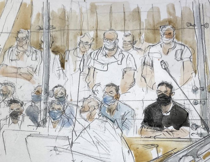 Na umeleckej skici hlavný obžalovaný Salah Abdeslam (v čiernom vpravo) sedí v špeciálnej súdnej sieni v Paríži. Foto - tasr/ap