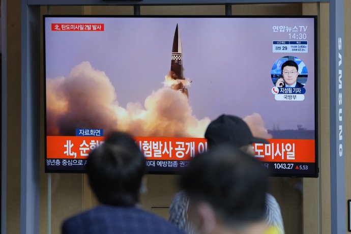 Juhokórejská televízia vysiela správy o raketovej hrozbe zo severu. Foto - TASR/AP