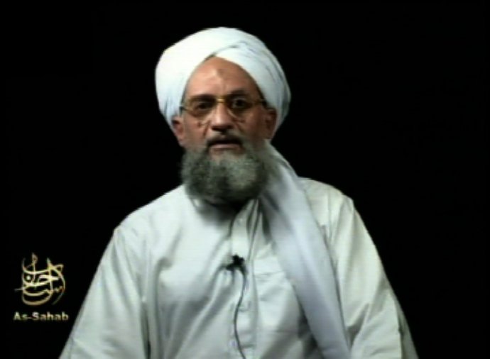 Líder al-Káidy Ajmán az-Zavahrí, na snímke z roku 2006, sa pripomenul videom pri príležitosti 20- výročia pádu dvojičiek. Foto - tasr/ap
