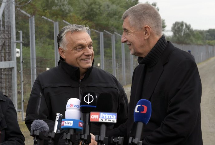 Andrej Babiš a Viktor Orbán na maďarsko-srbským hraniciam. Foto – TASR/AP