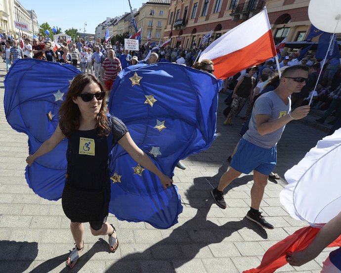 Odporcovia vlády v Poľsku na protesty často nosia vlajky EÚ, ako napríklad v roku 2018. Foto – TASR/AP