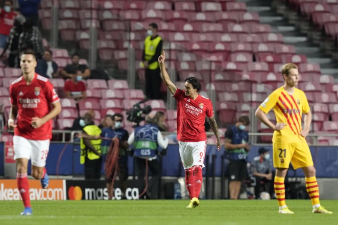 Darwin Núñez (v strede) oslavuje jeden z troch gólov do siete Barcelony. Foto - TASR