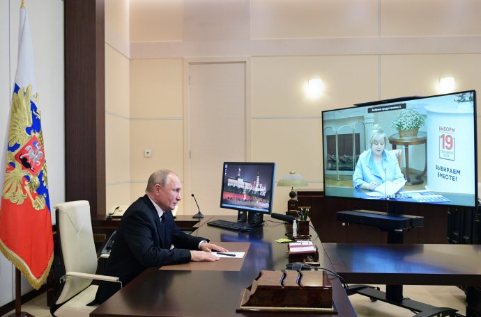 Ruský prezident Vladimir Putin a na monitore šéfka Ústrednej volebnej komisie Ella Pamfilovová. Foto - TASR/AP