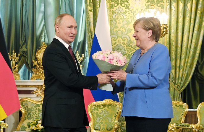 Angela Merkelová počas augustovej návštevy u Vladimira Putina. Foto - TASR/AP