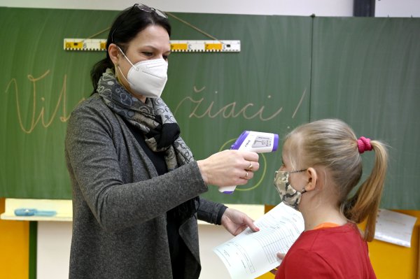 Deti neposielajte do školy už pri prvých príznakoch prechladnutia, radia pediatričky. Ako dlho ich nechať doma? Treba vždy test?