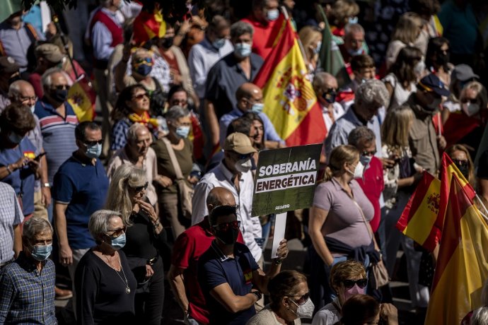 Niektorí Madridčania vyšli do ulíc proti cenám elektriny protestovať. Nalákal ich tam líder ultrapravicovej strany Vox Santiago Abascal. Foto TASR/AP
