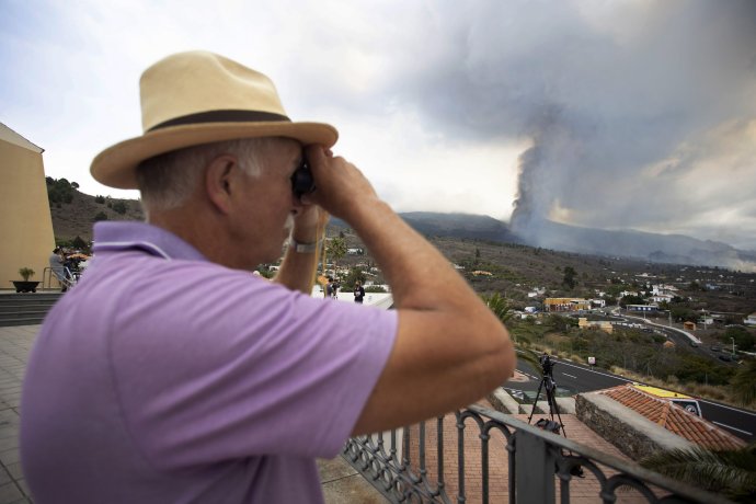 Muž sleduje erupciu sopky Cumbre Vieja. Foto – AP