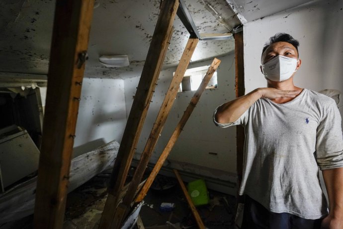 Danny Hong ukazuje, ako vysoko bola voda v jeho byte vo štvrti Queens v New Yorku. Foto - TASR/AP