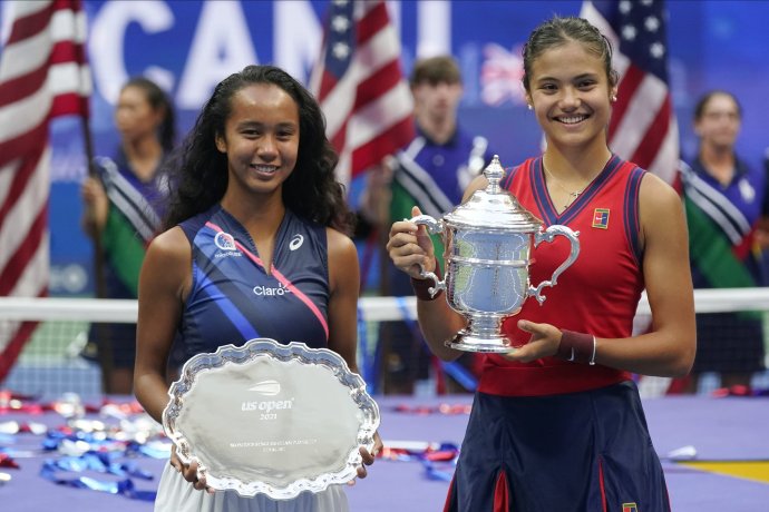Leylah Fernandezová z Kanady a Emma Raducanuová z Británie po finále US Open. Foto – TASR/AP