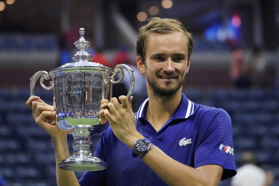 Daniil Medvedev s trofejou pre víťaza US Open. Foto – TASR/AP