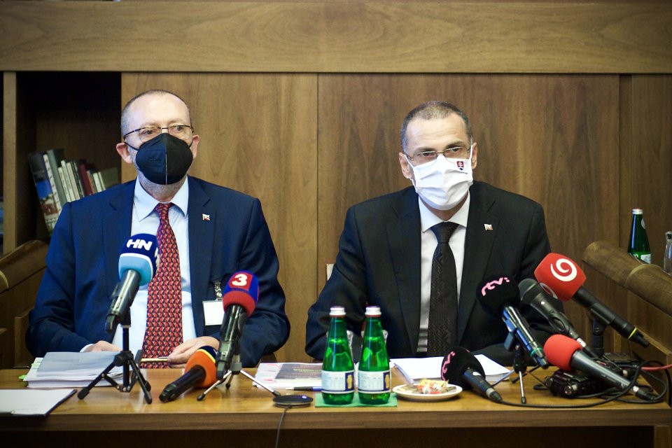 Maroš Žilinka a jeho námestník Jozef Kandera pred ústavnoprávnym výborom. Foto N - Vladimír Šimíček