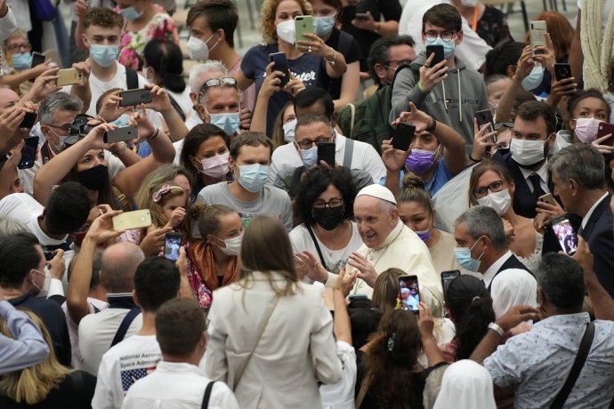 Pápež František pozdravil veriacich vo Vatikáne. Foto - TASR/AP