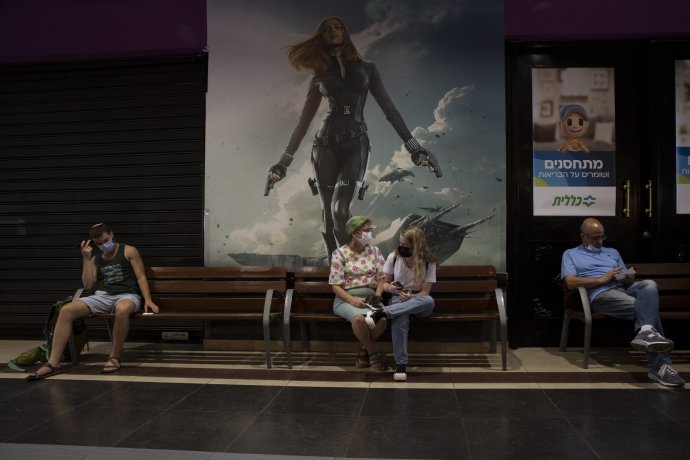 Izraelčania čakajú v miestnom kine na očkovanie. Foto – TASR