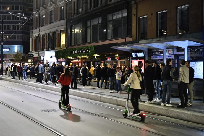 Oslo v sobotu večer - obyvatelia slávili uvoľnenie protipandemických opatrení. Foto - TASR/AP