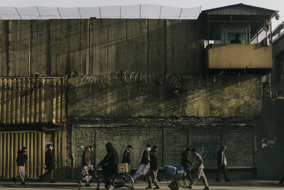 Kábulčania prechádzajú okolo opevnenej budovy Afganskej banky. Foto – Washington Post/Lorenzo Tugnoli