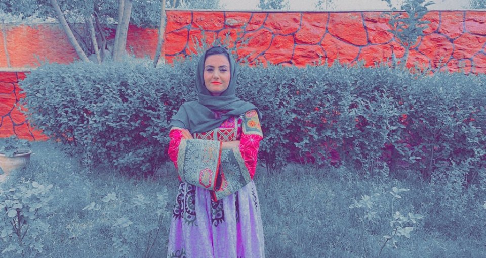 Kahkashan Koofiová v tradičných afganských šatách. Foto – archív Kahkashan Koofiovej