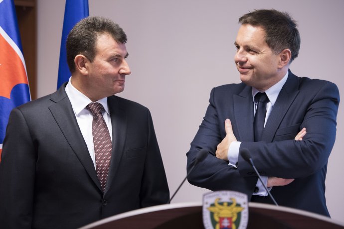 Niekdajší šéf finančnej správy František Imrecze s bývalým ministrom financií za Smer Petrom Kažimírom. Foto - TASR