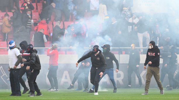 Veríme, že podobné scény sa na našich štadiónoch už nebudú opakovať.../ Zdroj: sportnet.sme.sk
