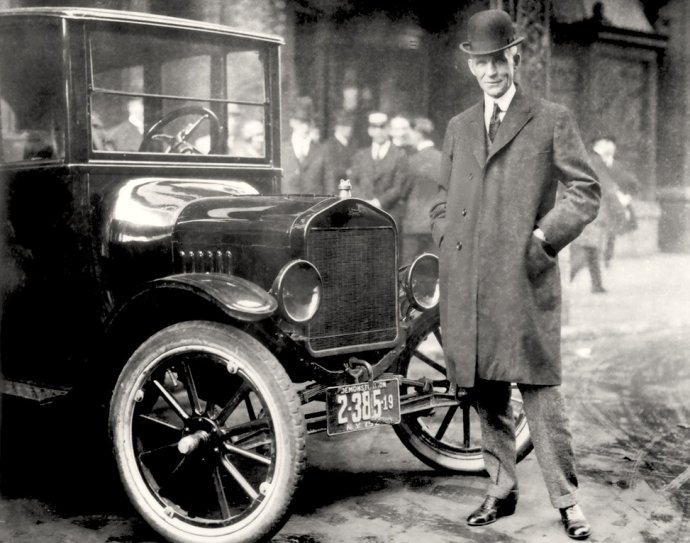 Henry Ford pred modelom T v roku 1921. Foto – Flickr