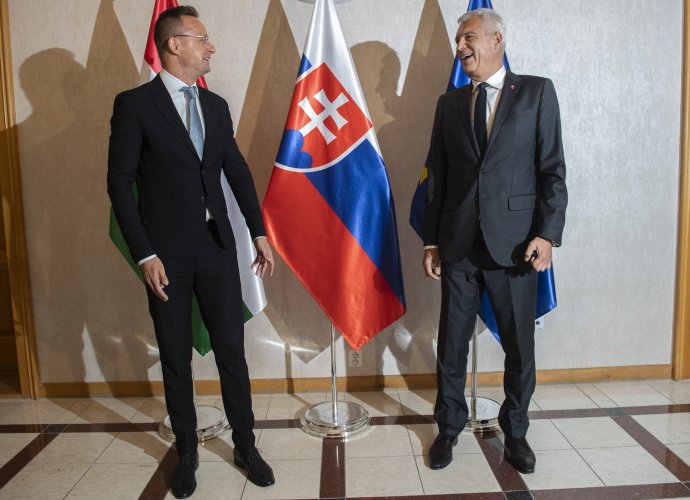 Maďarský minister zahraničných vecí Péter Szijjártó a jeho slovenský kolega Ivan Korčok v Bratislave. Foto - TASR