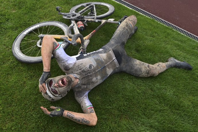 Sonny Colbrelli sa teší z víťazstva na Paríž – Roubaix. Foto –TASR/AP