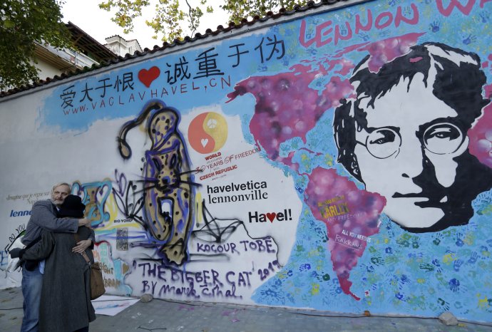Zrenovovaný Lennonov múr v Prahe. Foto – AP/Petr David Josek