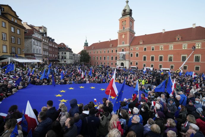 Vo Varšave vyšli do ulíc v nedeľu desaťtisíce ľudí. Foto - TASR/AP