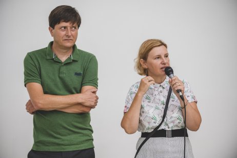Reuben a Maja Fowkesovci počas komentovanej prehliadky. Foto – Adam Šakový