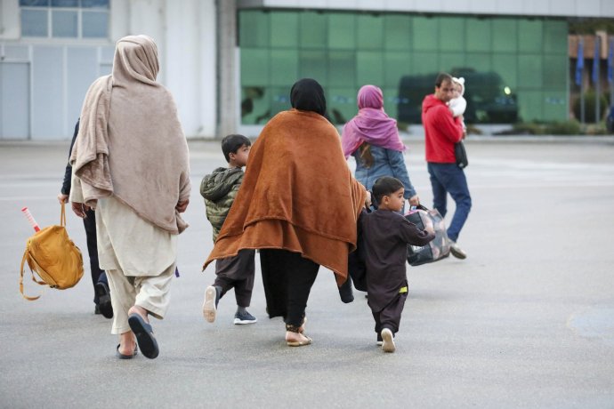 Afganci po prílete na letisko v Prištine. Foto - TASR/AP