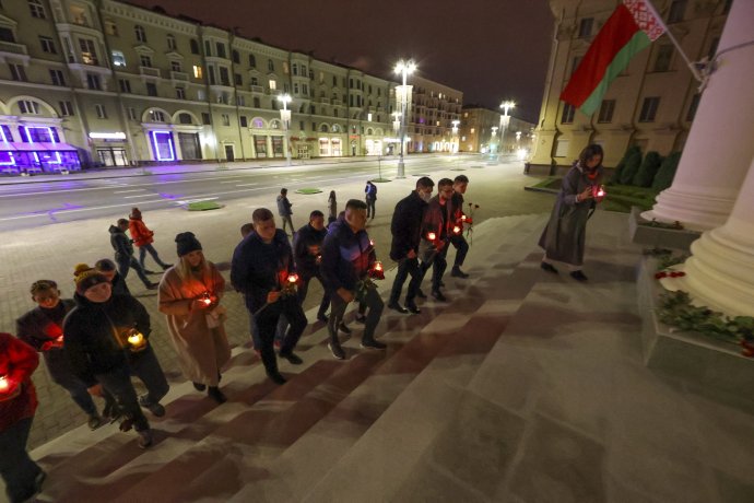 Ľudia nosia sviečky k sídlu bieloruskej KGB. Foto - TASR/AP