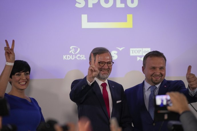 Líder koalície Spolu Petr Fiala (uprostred) s kolegami sa teší z víťazstva svojej strany v parlamentných voľbách. Foto –TASR/AP