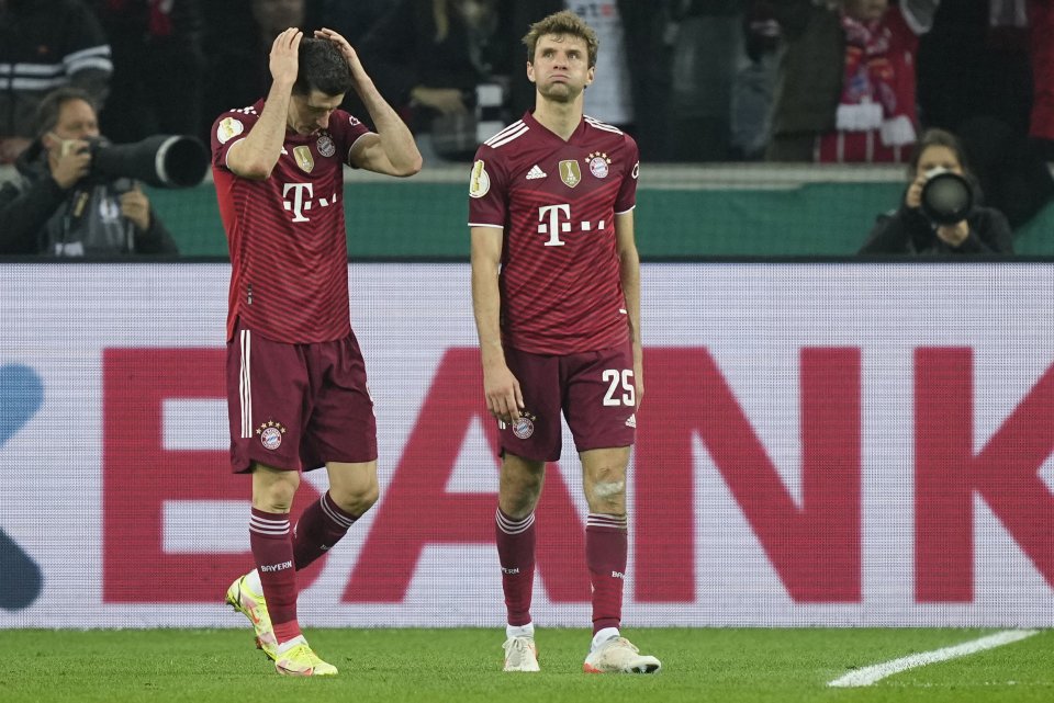 Hráči Bayernu Robert Lewandowski a Thomas Müller po skončení zápasu. Foto - TASR/AP