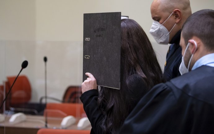 Jennifer W. prichádza do súdnej siene vypočuť si verdikt v súvislosti so smrťou päťročného jezídskeho dievčatka. Foto: TASR/AP