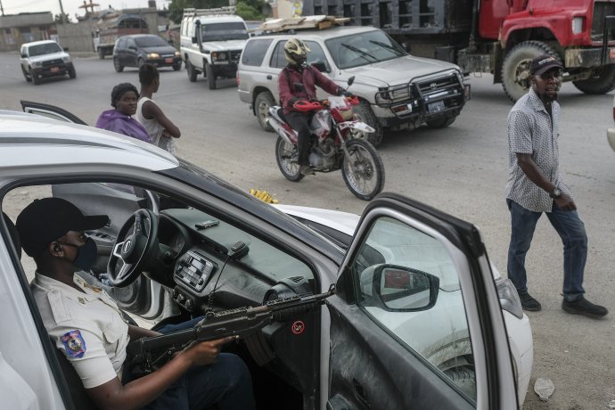 Policajt hliadkuje na ulici v haitskom meste Croix-des-Bouquets. Foto - TASR/AP