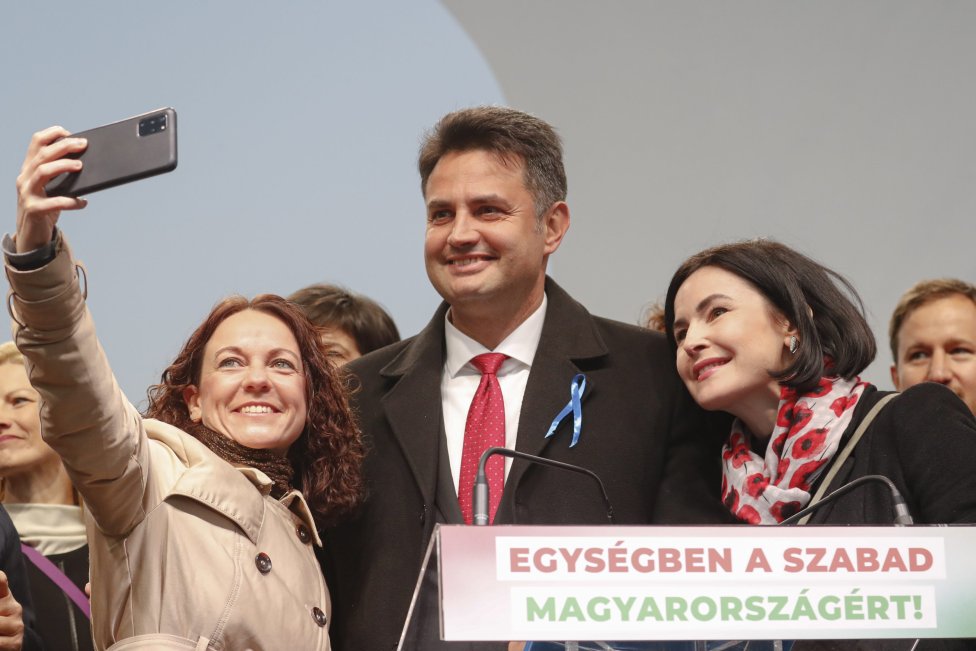 Kandidát maďarskej opozície na premiéra Péter Márki-Zay pózuje so stúpencami. Foto - TASR/AP