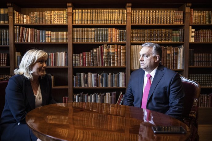 Marine Le Penová v pracovni Viktora Orbána v Budapešti. Foto - TASR/AP