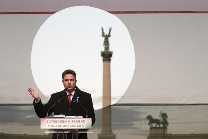 Maďarský opozičný kandidát na post premiéra do parlamentných volieb 2022 Péter Márki-Zay z Hnutia Maďarsko pre všetkých (Mindenki Magyarországa Mozgalom) počas prejavu na počesť 65. výročia protikomunistickej revolúcie v Budapešti v sobotu 23. októbra 2021. Foto – TASR/AP