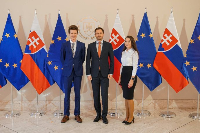 Mládežnícki delegáti pri OSN a premiér Eduard Heger. Foto - ÚV SR