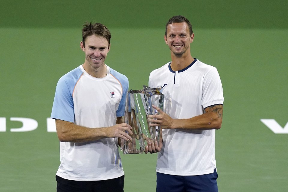 John Peers a Filip Polášek s prvou spoločnou trofejou. Foto - TASR/AP