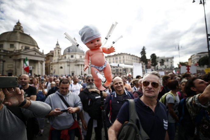 Antivaxeri a ultrapravičiari protestovali v Ríme proti zeleným pasom povinným pre všetkých zamestnaných Talianov, ktorí chcú chodiť do práce. Foto - TASR/AP