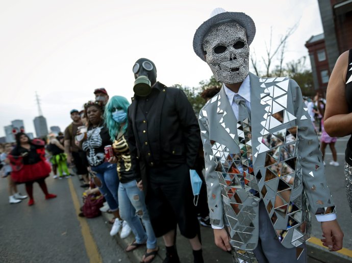 Októbrový karnevalový sprievod v New Orleans. Išlo o prvé veľké podujatie v meste od začiatku pandémie. Zdroj - TASR/AP