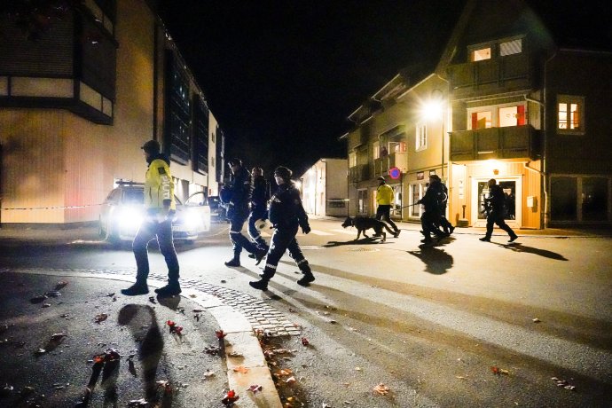 Policajti vyšetrujú na mieste útoku v nórskom meste Kongsberg. Foto - tasr/ap
