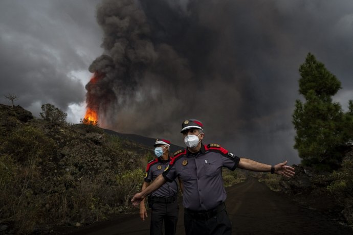 Sopka Cumbre Vieja na španielskom ostrove La Palma vybuchuje už takmer mesiac. Foto – TASR/AP