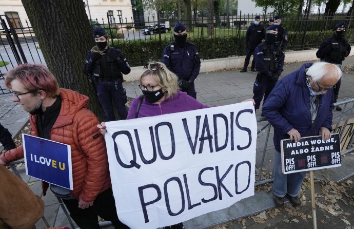 Ľudia vo štvrtok protestovali pred sídlom súdu vo Varšave. Foto - TASR/AP