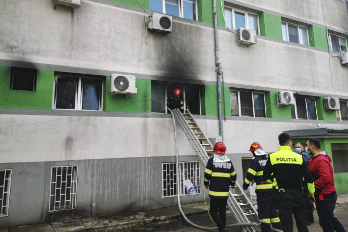 Rumunské zdravotníctvo je v zlom stave, čoho dôkazom je aj minulotýždňový požiar na jednotke intenzívnej starostlivosti pre ľudí s covidom v nemocnici v meste Konstanca. Foto - tasr/ap